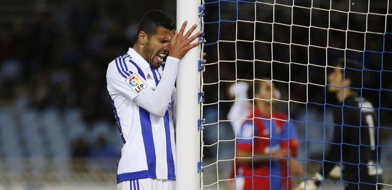 El delantero brasileño de la Real Sociedad, Jonathas, se lamenta durante el partido contra el Levante
