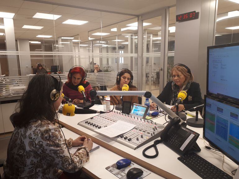 Rosa Alcubilla, María Sanz de la Asamblea Feminista de Aranda y Amparo Simón de UGT han participado en la tertulia de Hoy por Hoy Aranda sobre las movilizaciones feministas del 8M. A través del teléfono también participaba Mary Carmen Noceda de CCOO