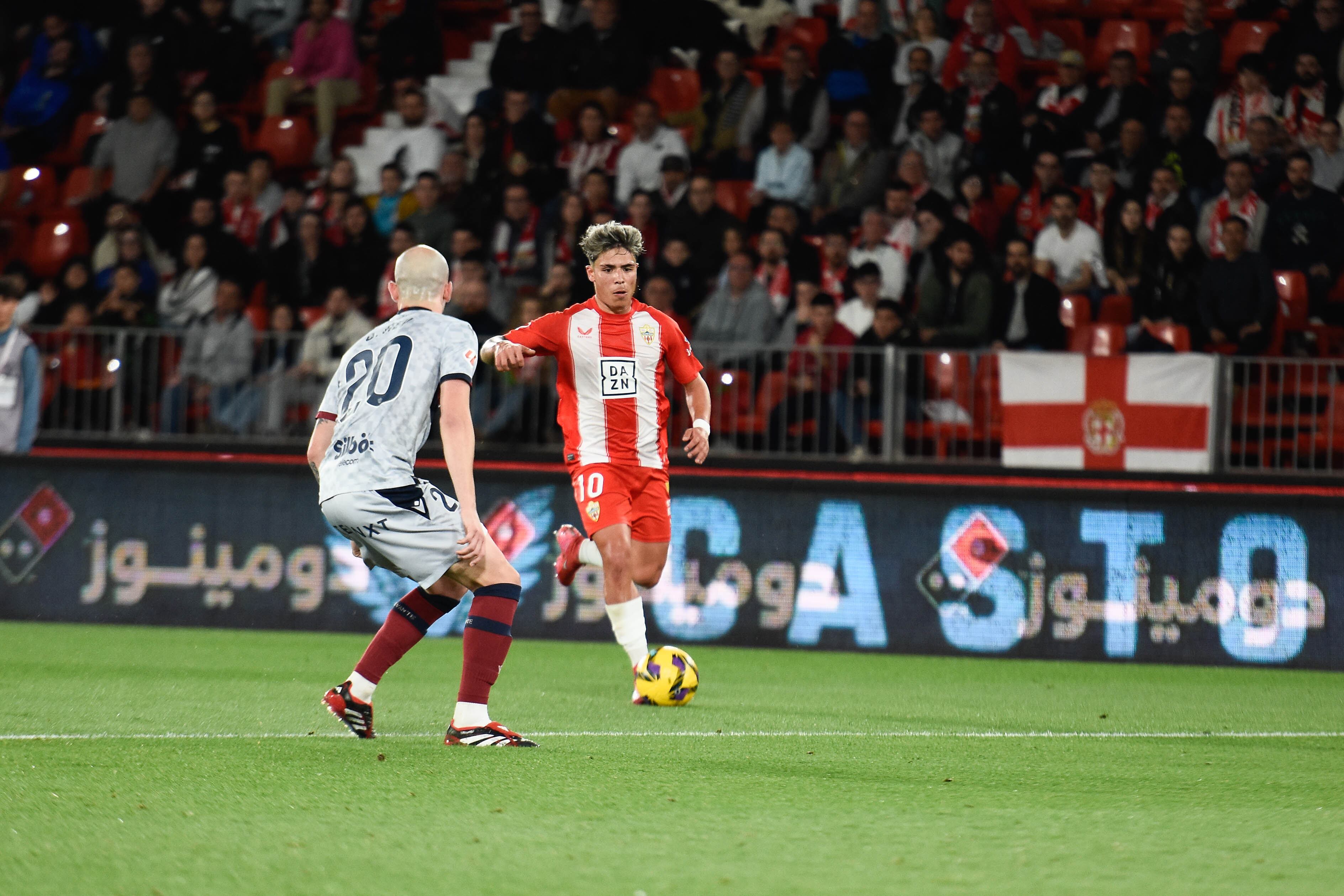 Nico Melamed en una de las jugadas del partido ante el Levante.