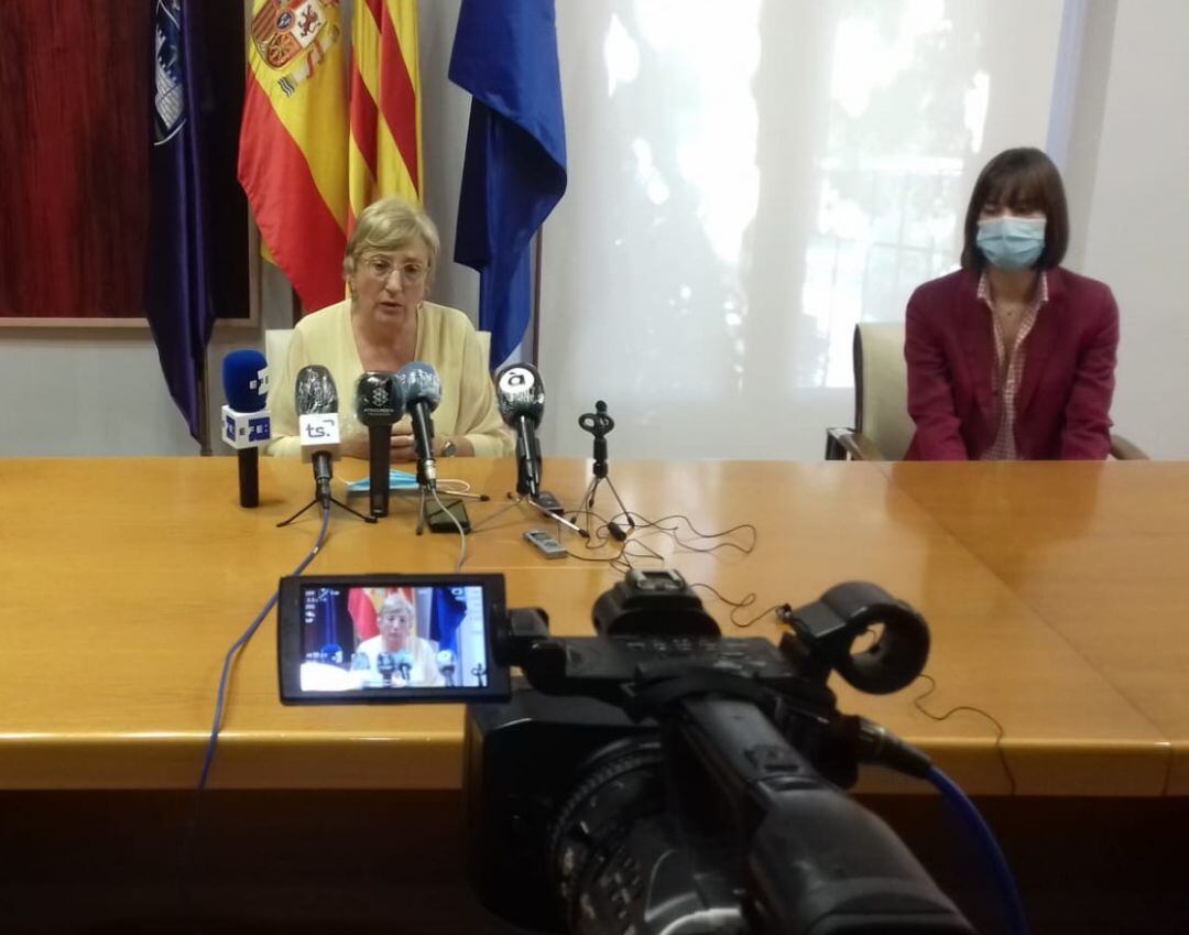 La Consellera de Sanitat, Ana Barceló, junto a la alcaldesa de Gandia, Diana Morant