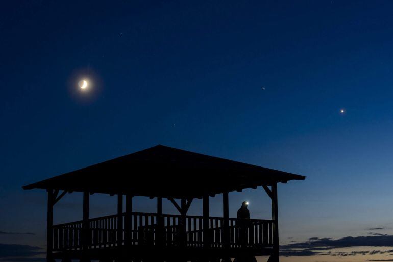 (De izda a dcha, en el cielo) La luna, Júpiter y Venus son observados desde el mirador de Mogyorosi cerca de Salgotarjan en Hungría.