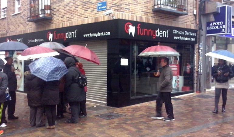 Clientes de Funnydent se agolpaban este jueves a las puertas de la clínica dental en Fuenlabrada