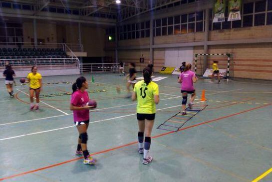 Las bolañegas entrenándose en el Macarena Aguilar