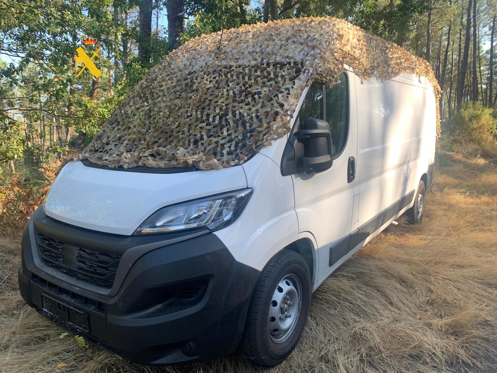 Furgoneta en la que vivían la mujer alemana y su hijo fugados de la justicia en Sober