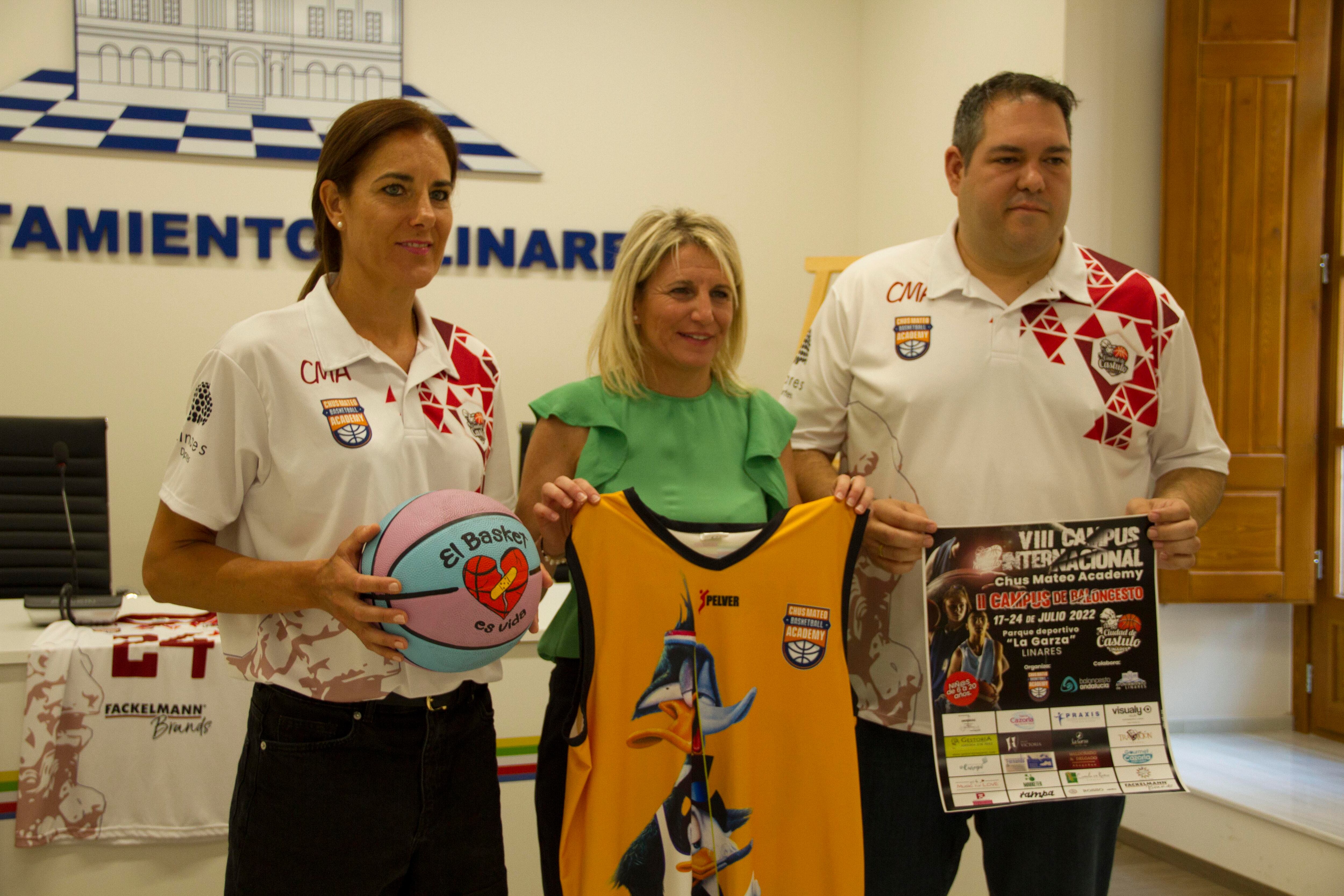 Presentación oficial del Campus de Baloncesto &quot;Ciudad de Cástulo&quot;. En la imagen, Maite Checa, Isabel Bausán y Jaime García Patón.