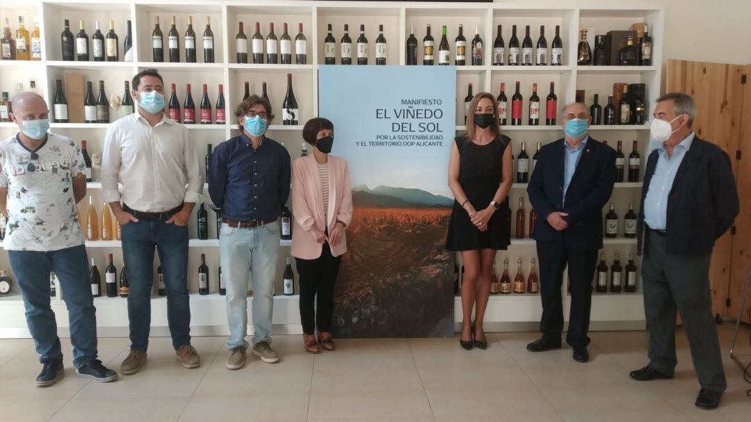 Participantes en la presentación del manifiesto. Antonio Moreno, segundo por la derecha