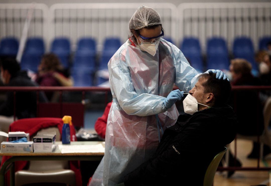 Un sanitario realiza test de antígenos de detección del covid