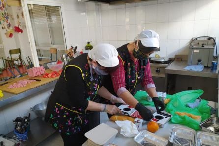 Vecinas del municipio creando los menús para familias de Villatorres que lo necesitan