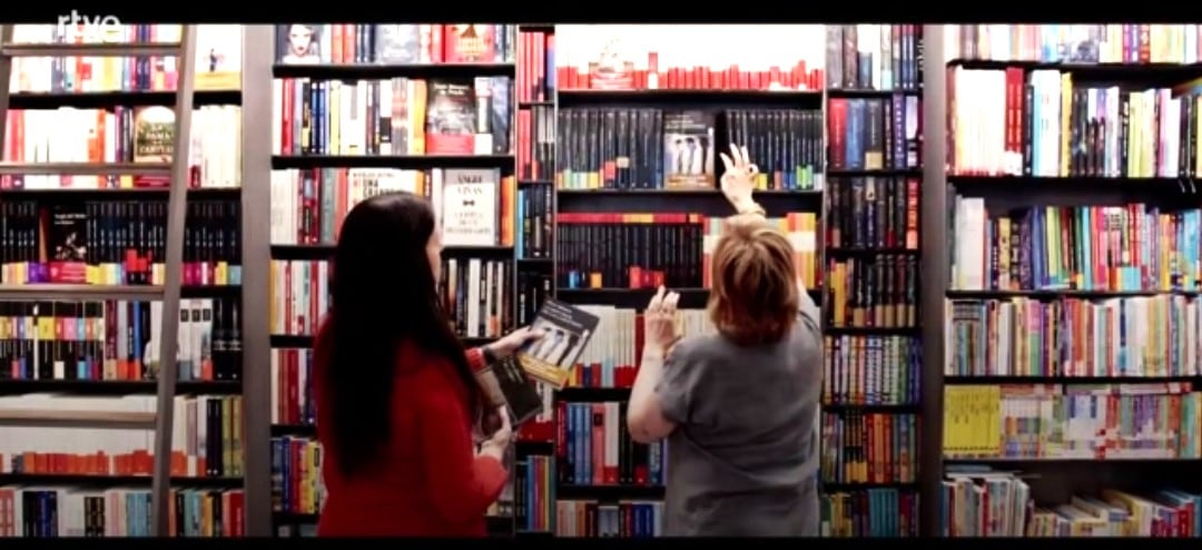 Patricia y Helena en la Librería General