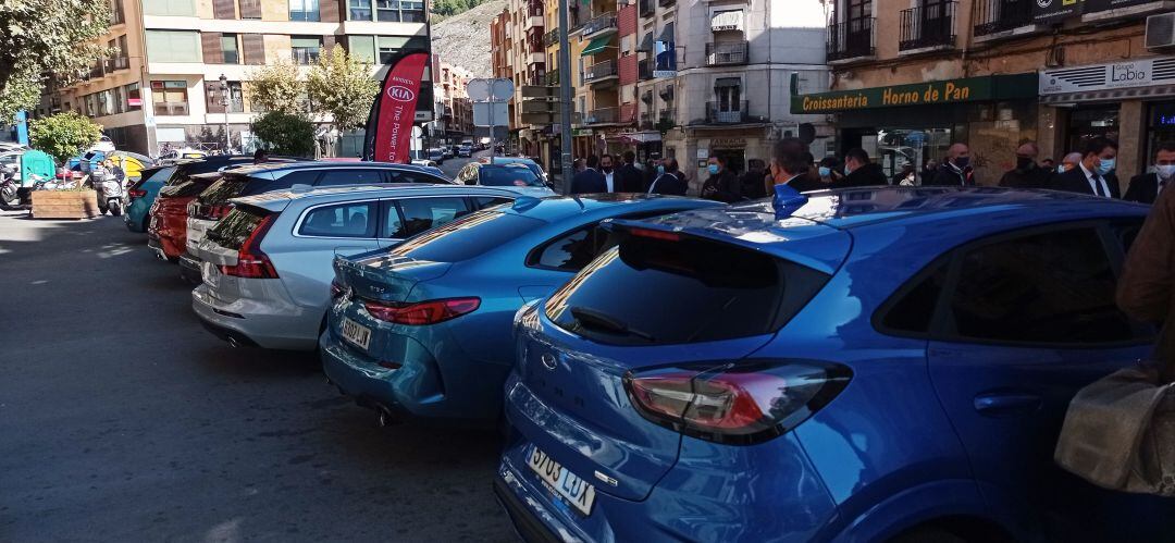 Los concesionarios han exhibido vehículos del Salón en la Plaza de la Constitución