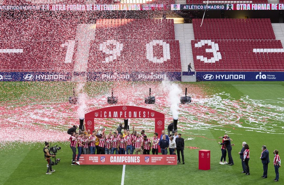 Los jugadores del Atlético de Madrid celebran el título de Liga en el estadio Metropolitano sin público.