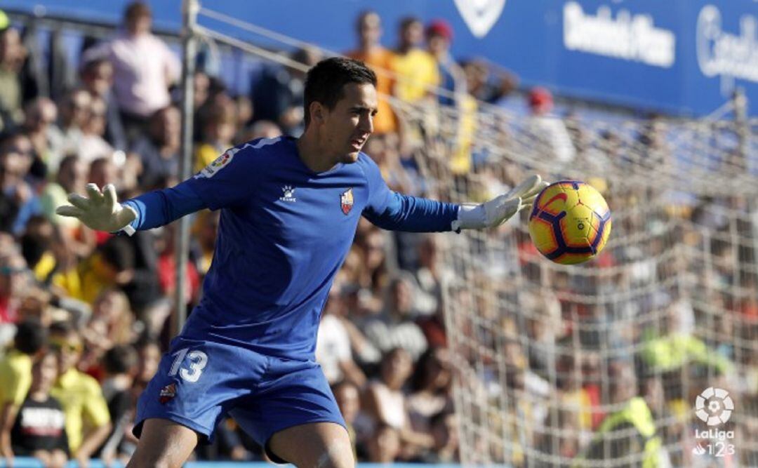 Edgar Badía detiene un balón en un partido con el Reus