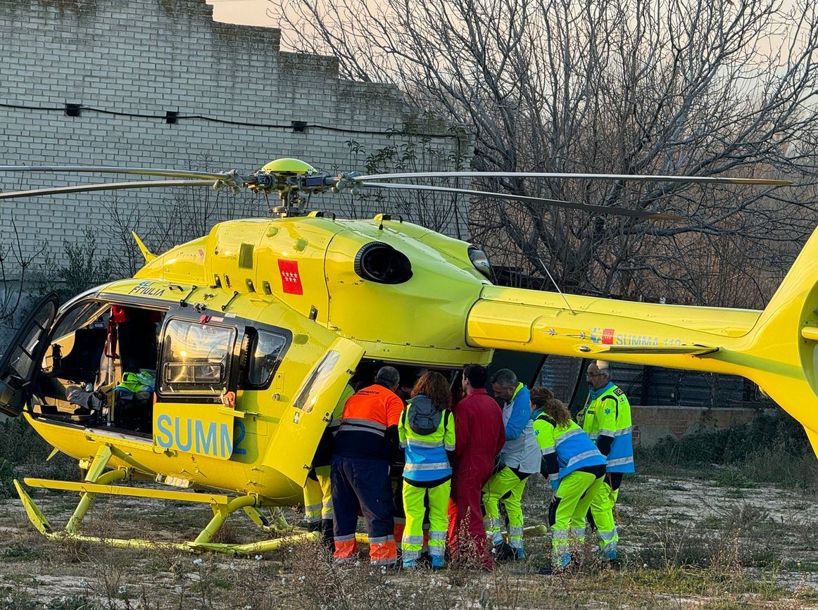 La víctima, que quedó atrapada por su propio vehículo, fue estabilizada y trasladada al Hospital de la Paz