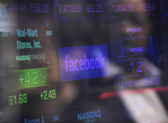 El logo de Facebook, en una pantalla del Nasdaq en Nueva York