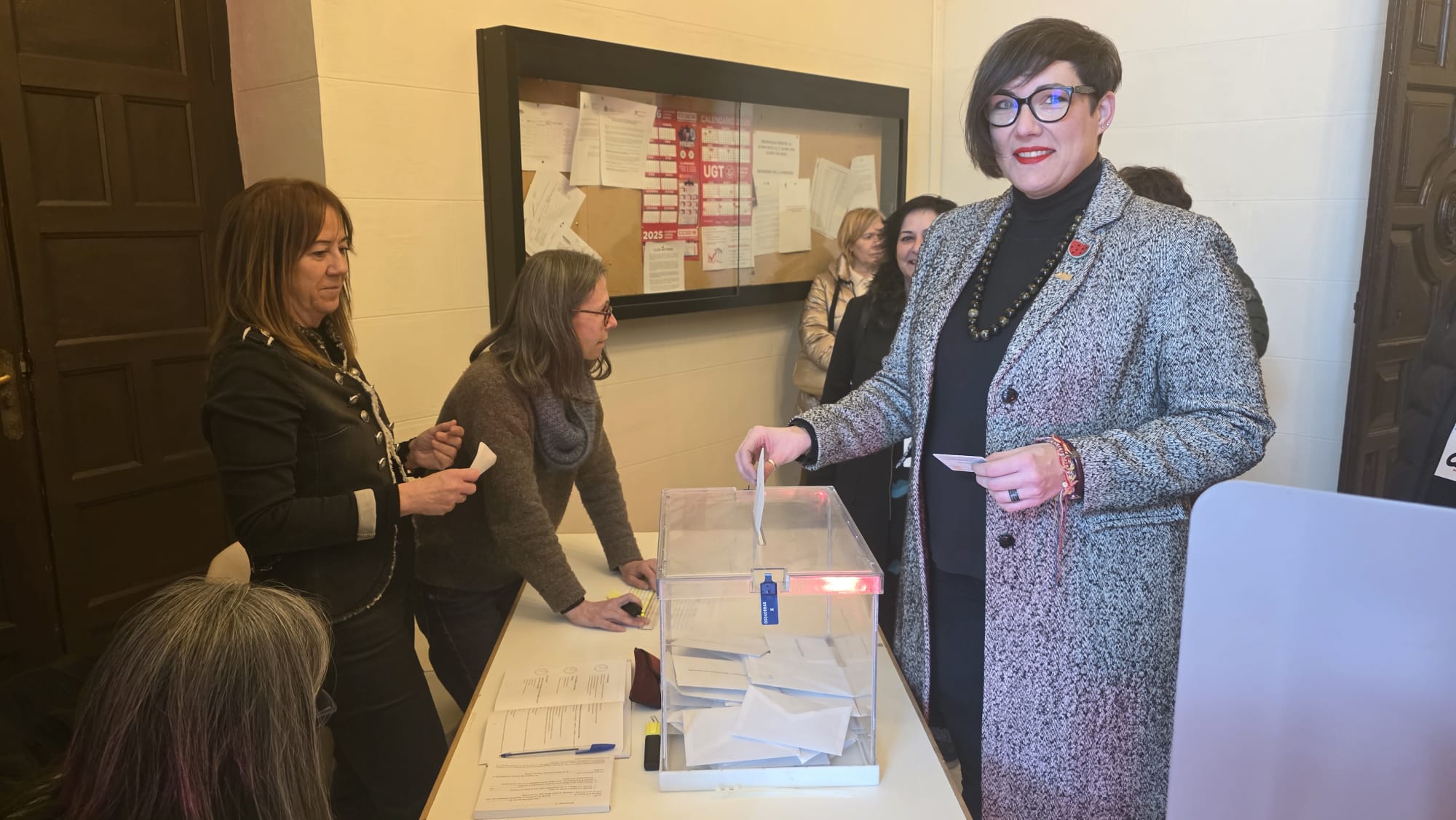 La candidata de CHA por el Alto Aragón, Verónica Villagrasa, votando en el Ayuntamiento de Huesca.