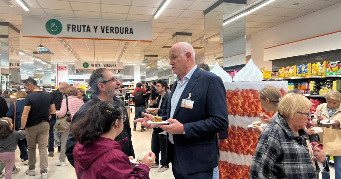 Consum celebra su 50 aniversario compartiendo más de 80.000 raciones de una “gran tarta”