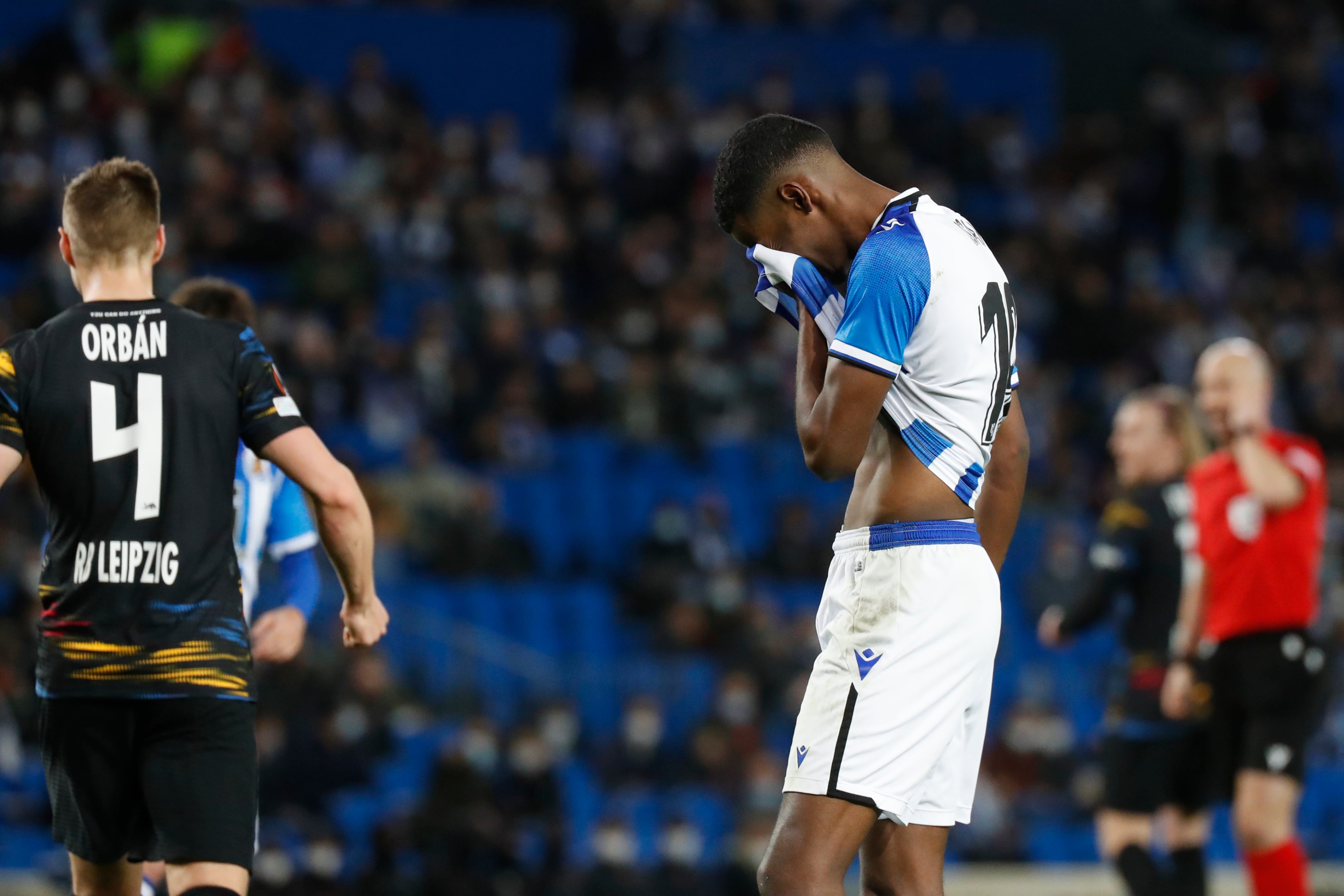 El delantero sueco de la Real Sociedad, Alexander Isak, se lamenta tras fallar una ocasión durante el partido de dieciseisavos de Liga Europa que disputan Real Sociedad y RB Leipzig, este jueves en el estadio Reale Arena de San Sebastián.