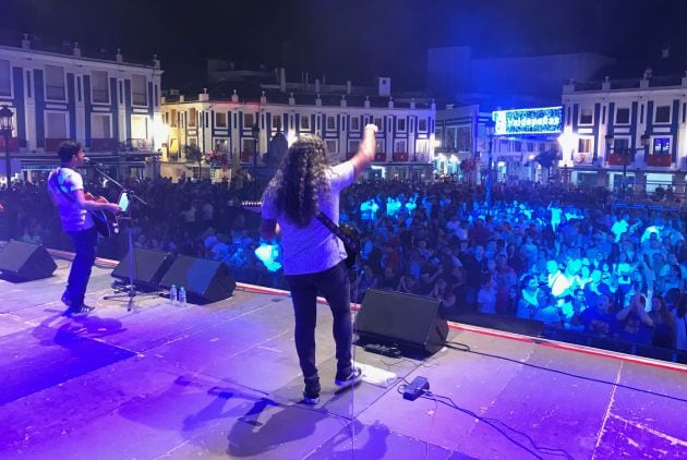 Los G Sufre Mamón covers, banda tributo a Hombres G de Puertollano, cerraron el primer día de Fiestas del Vino