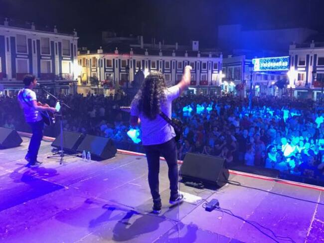 Los G Sufre Mamón covers, banda tributo a Hombres G de Puertollano, cerraron el primer día de Fiestas del Vino