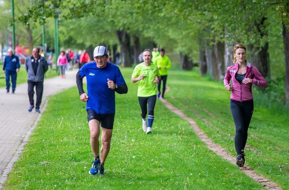 Deportistas y paseantes en un parque de Burgos