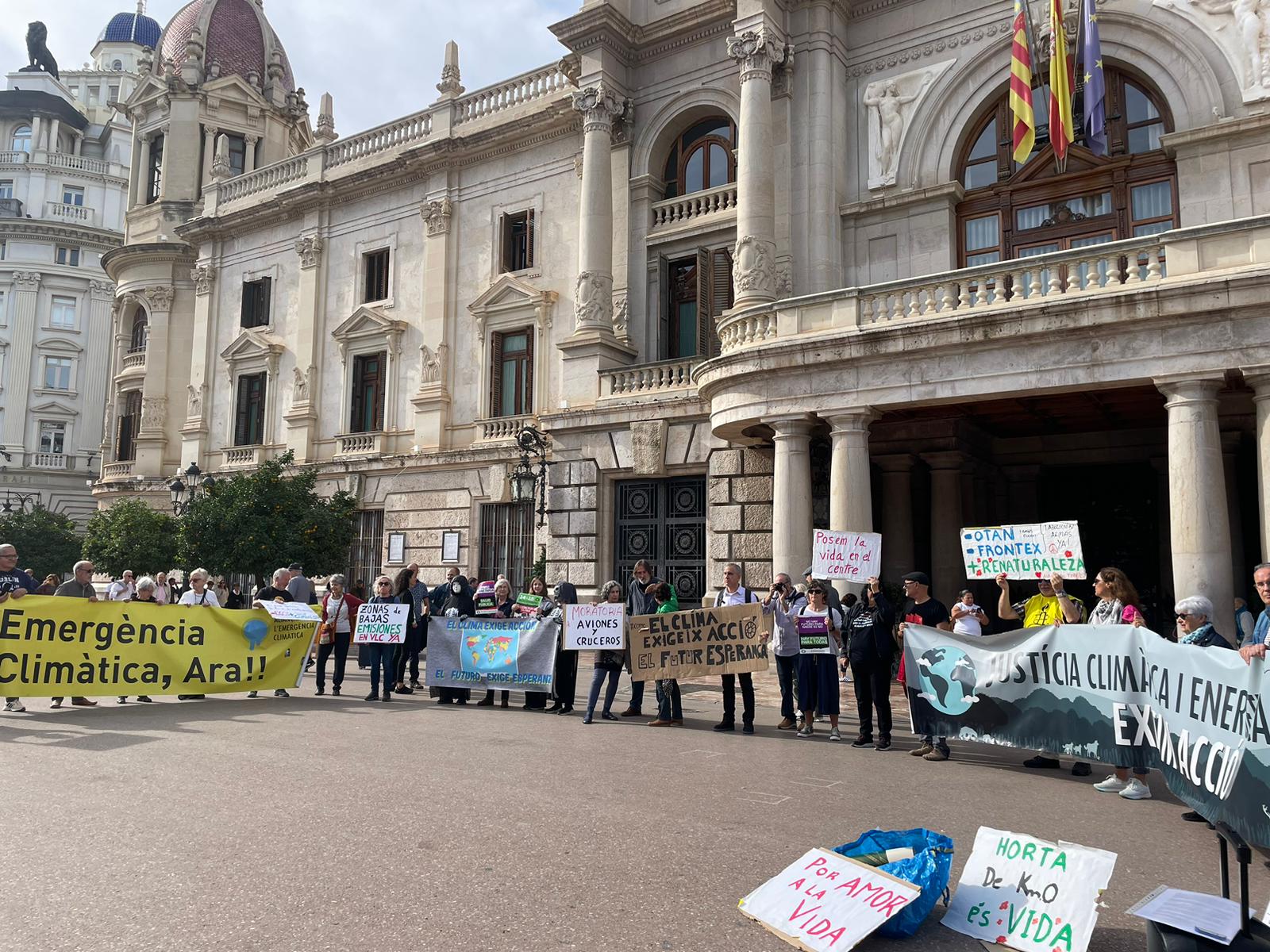 Concentración por el clima en la Plaza del Ayuntamiento de València.