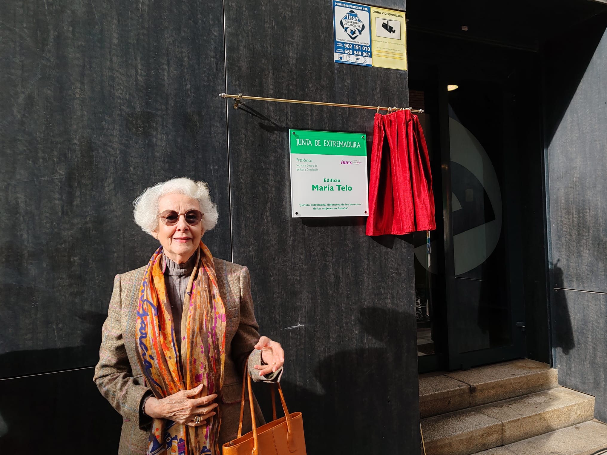 Almudena Fernández Baldor Telo a las puertas del edificio que lleva el nombre de su madre María Telo