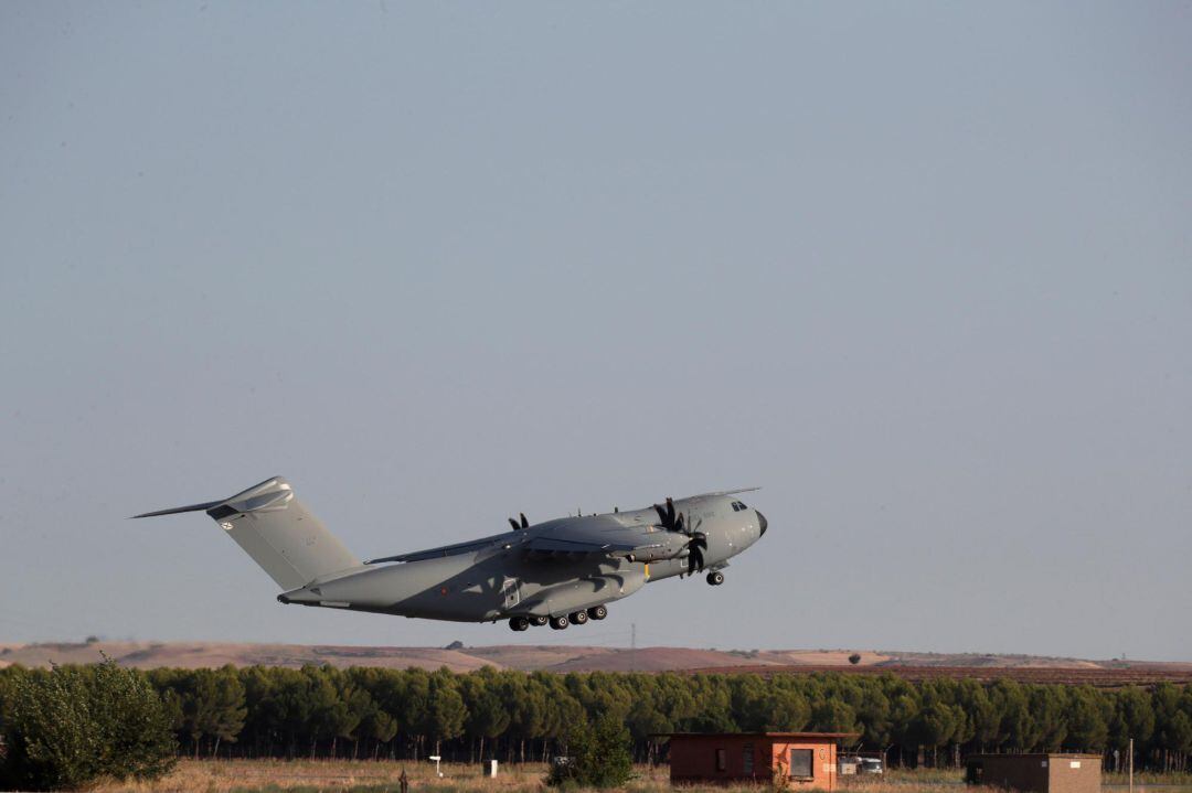 Un avión A400 partiendo el miércoles de la base aérea de Torrejón de Ardoz (Madrid)