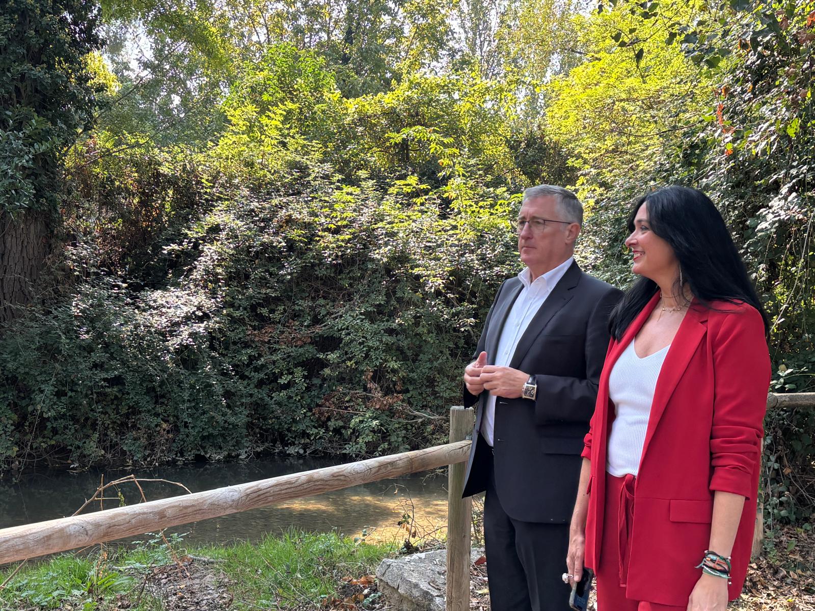 La alcaldesa de Huesca y el consejero de Medio Ambiente en la ribera del Isuela junto a Huesca