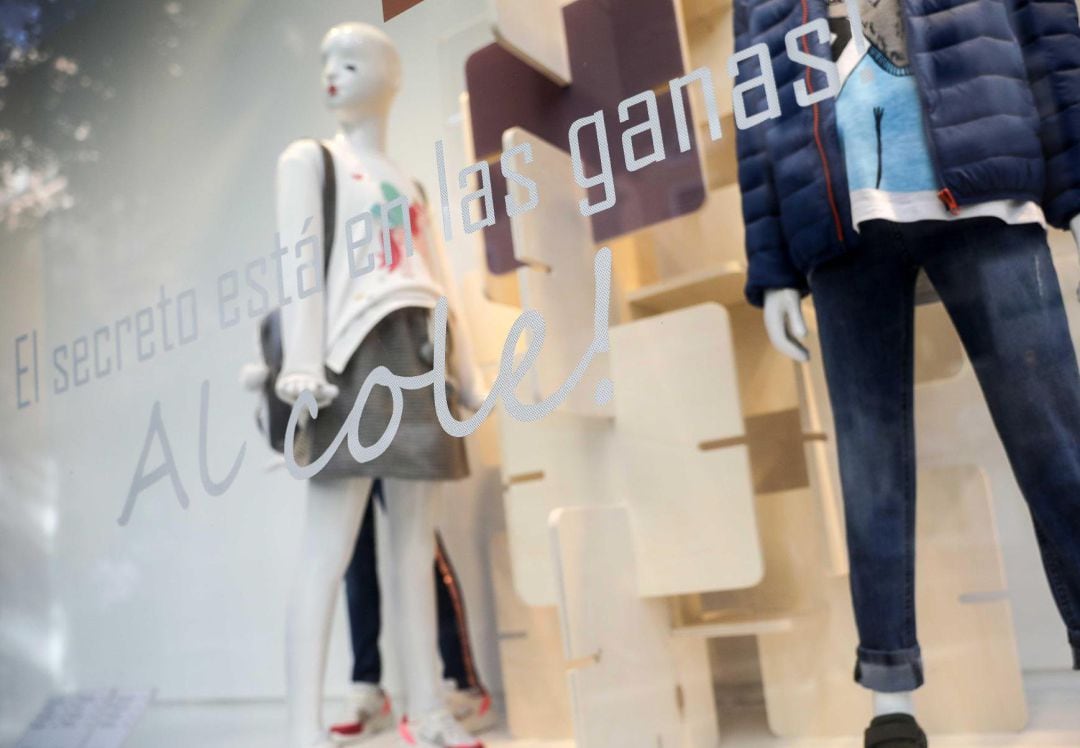 El escaparate de una tienda de ropa hace referencia a la vuelta al colegio, cuando apenas quedan dos semanas para que comiencen las clases. 