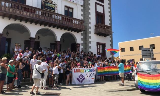 Concentración frente al Ayuntamiento de Tazacorte en la primera manifestación LGTBI en la historia de La Palma