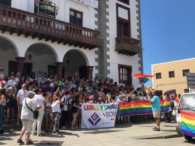 Concentración frente al Ayuntamiento de Tazacorte en la primera manifestación LGTBI en la historia de La Palma