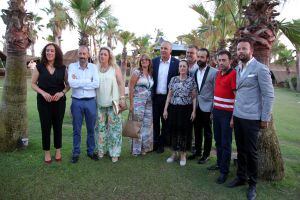 La familia del Cantaor homenajeado, Canela de San Roque, junto a autoridades asistentes.