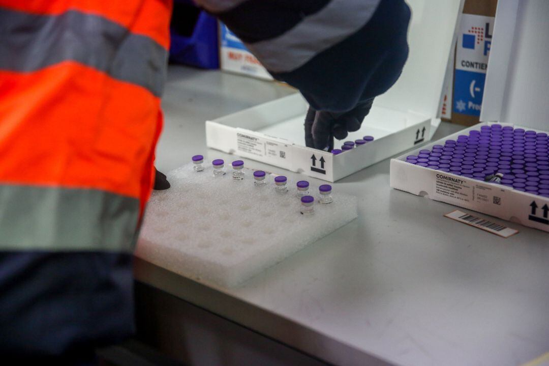 Una trabajadora coloca varias vacunas.