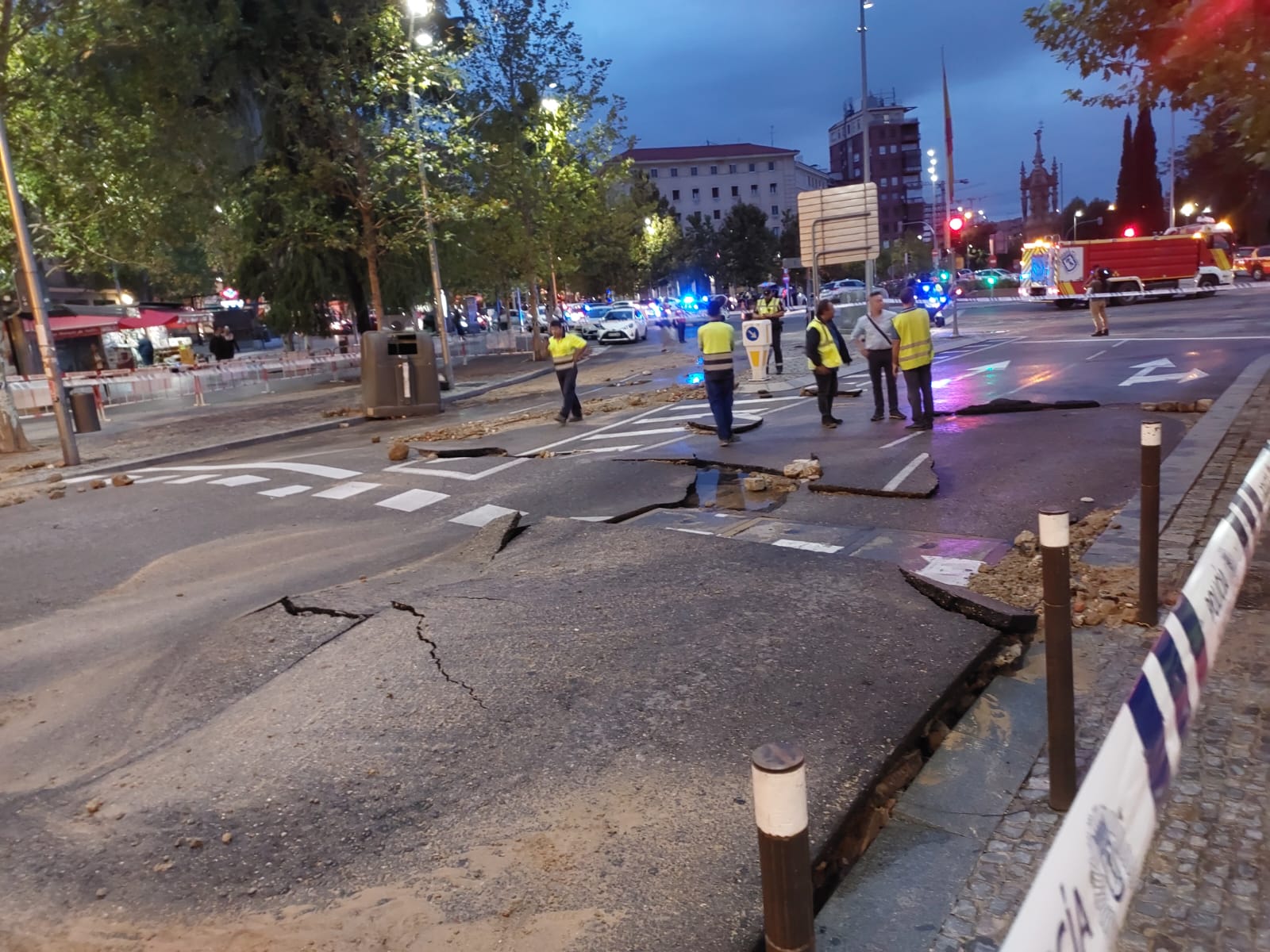 Asfalto levantado a causa del reventón de un tubería.