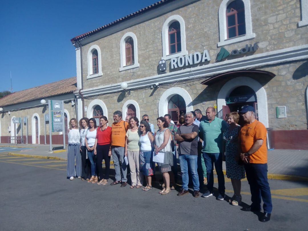 Miembros de la plataforma esta mañana en la estación del tren de Ronda