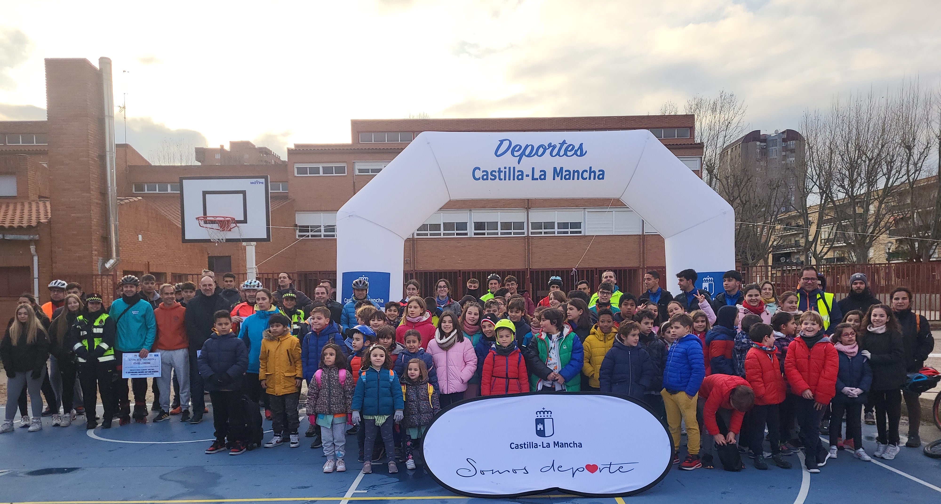 El delegado de la Junta en Talavera, David Gómez Arroyo, y el delegado provincial de Educación, Cultura y Deportes, José Gutiérrez, han acompañado esta mañana a los 120 participantes en el Bicibús