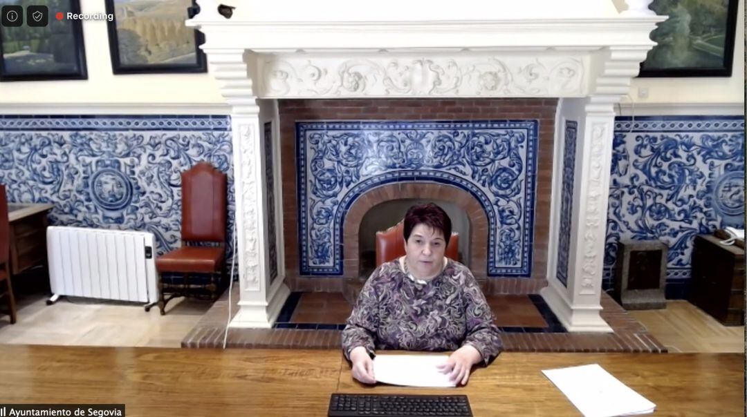 La alcaldesa de Segovia, Clara Luquero, durante rueda de prensa telemática. 
