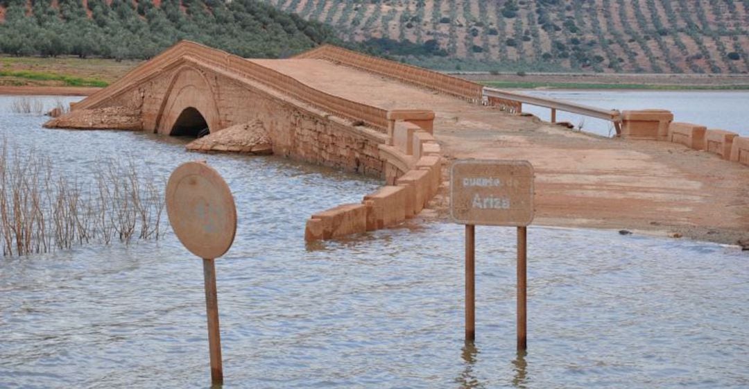 El Puente Ariza en un momento en el que estaba parcialmente sumergido en el pantano de Giribaile