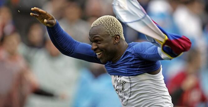 El delantero marfileño del Levante UD Arouna Koné celebra su primer gol durante el partido en casa ante el Granada