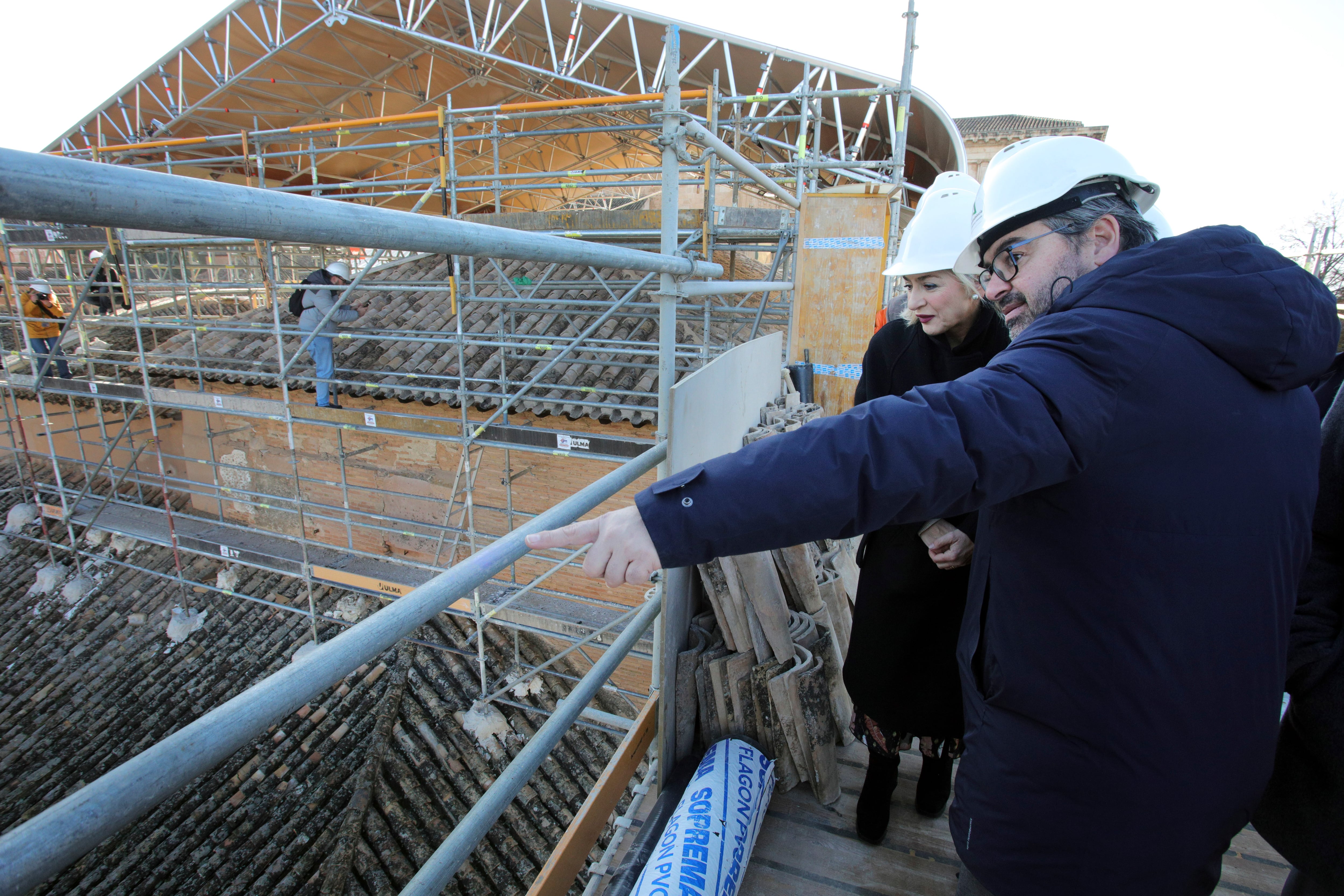 GRANADA, 11/12/2025.- La consejera de Cultura y Deporte de la Junta de Andalucía, Patricia del Pozo, que visita este jueves las obras de restauración de las cubiertas del Mexuar y los Palacios Nazaries de la Alhambra de Granada, escucha las explicaciones del arquitecto conservador del monumento, Antonio Peral. EFE/Pepe Torres