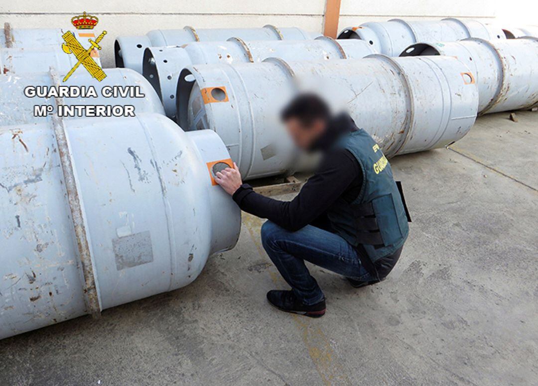 Agentes del Servicio de Protección de la Naturaleza de la Guardia Civil (Seprona) han destapado la actividad ilícita de una empresa que se dedicaba al contrabando de gases refrigerantes prohibidos por su efecto perjudicial sobre la capa de ozono