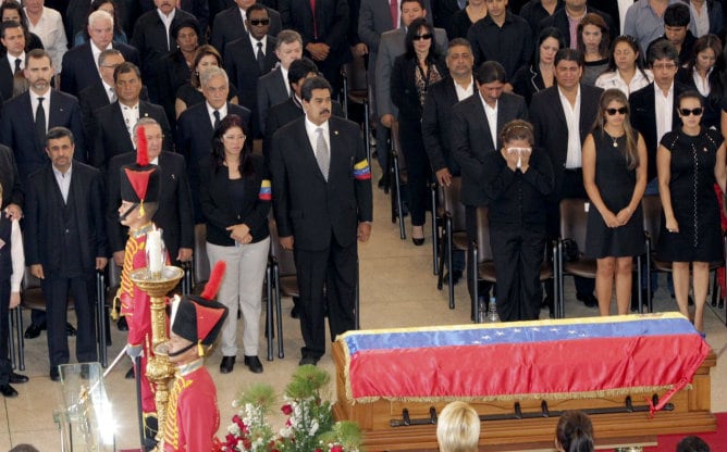 El príncipe Felipe (i, segunda fila) junto a presidentes, jefes de Gobierno y representantes de más de un centenar de países, durante los funerales del presidente Hugo Chávez oficiados en la Academia Militar de Caracas. Más de 30 jefes de Estado y de Gobi