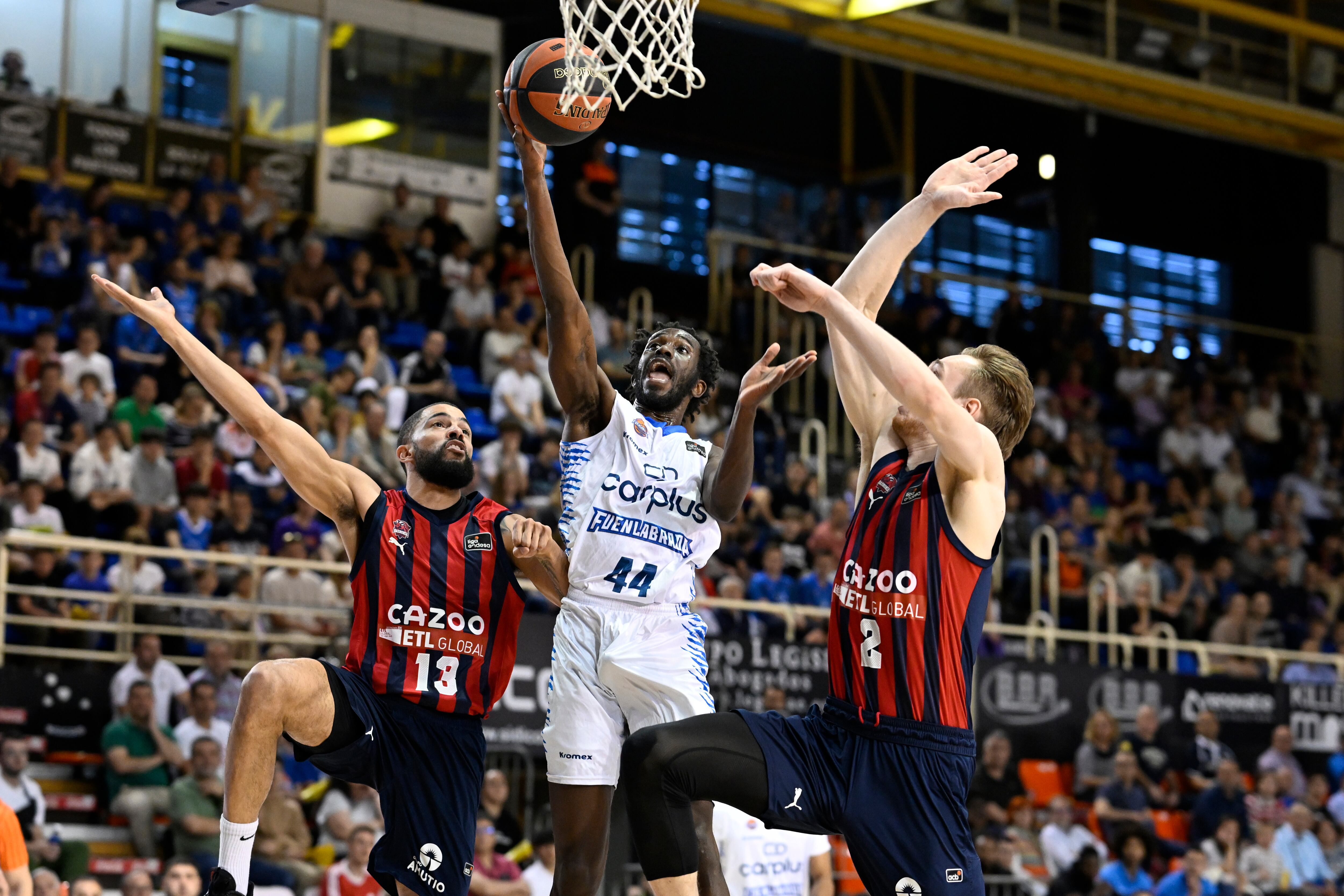 Ali del Fuenlabrada en acción ante Thompson (i) y Sander Raieste del Baskonia.