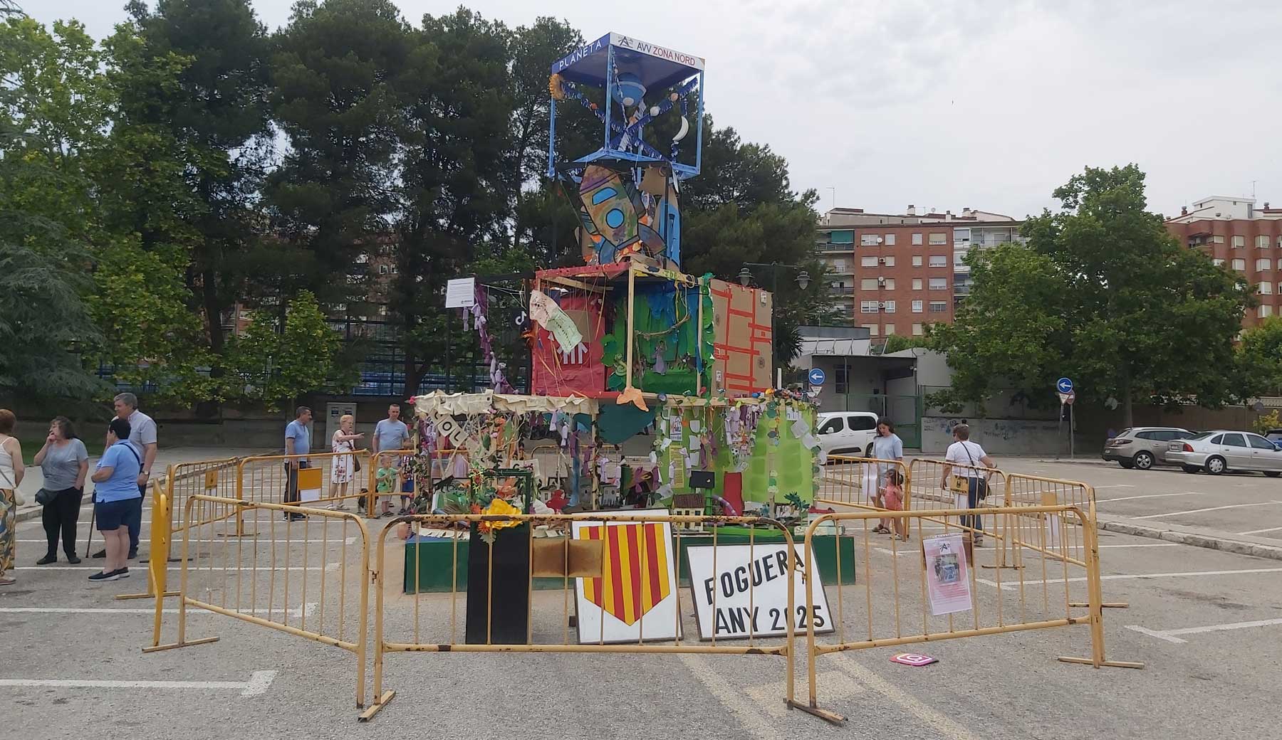 La Foguera 2025 de la Zona Nord plantada en la plaça de la Foguera
