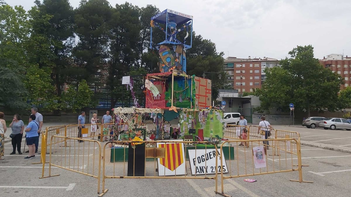 La Foguera de la Zona Nord, en forma de puzzle i que vol Salvar el Món