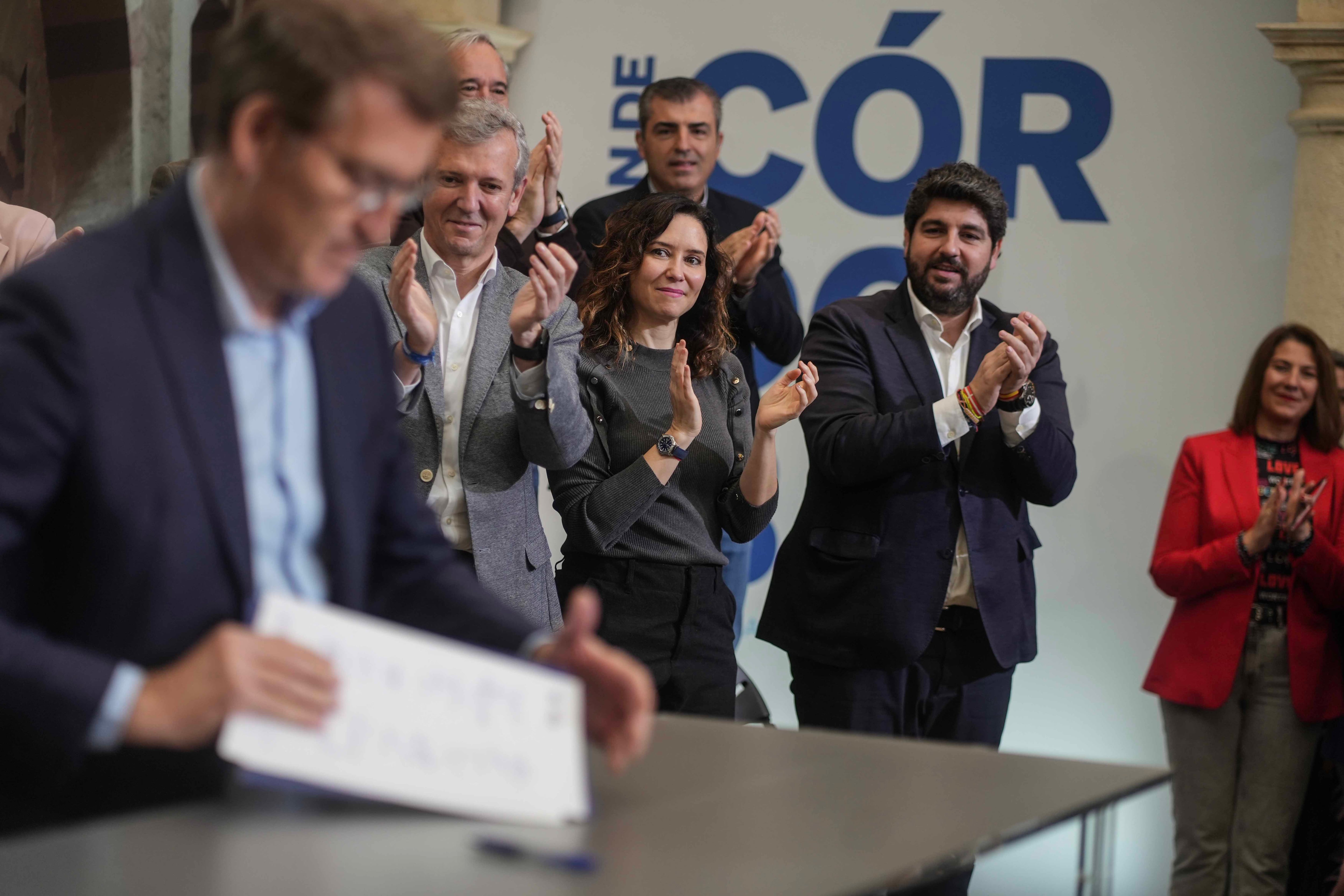 CÓRDOBA, 10/03/2024.- Los presidentes de Galicia, Alfonso Rueda; de la comunidad de Madrid, Isabel Díaz Ayuso, y de Murcia, Fernando López Miras, aplauden al presidente del PP, Alberto Núñez Feijóo (i), durante la clausura del acto de presentación de la &#039;Declaración de Córdoba&#039; celebrado este domingo en Córdoba. EFE/Rafa Alcaide
