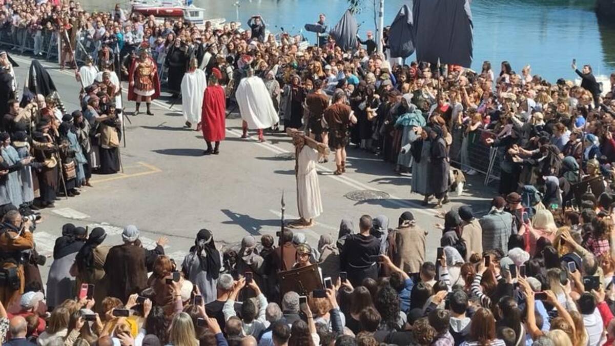 Miles de personas asisten a la Pasión Viviente de Castro Urdiales