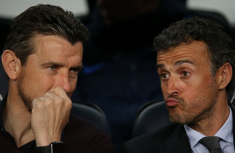 Luis Enrique charla con Unzué en el banquillo del Barça