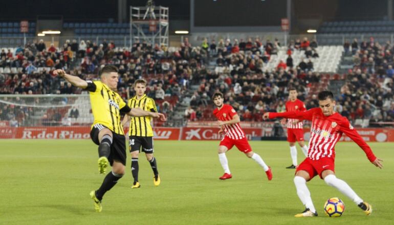 Guti intenta cortar un balón en el partido de la primera vuelta en Almería
