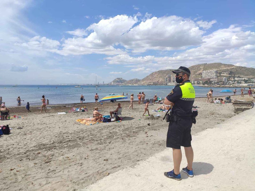 La Policía Local vigila la playa de La Almadraba